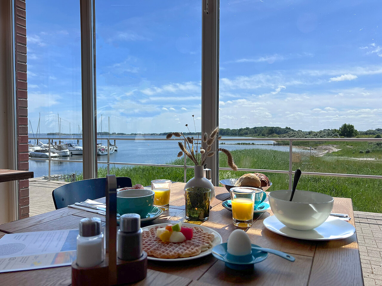 Marina Café im Bades Huk Resort – Frühstück am Wasser